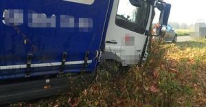 Bronw: ciarowy Mercedes w przydronym rowie