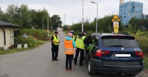 [ZDJĘCIA] Policjanci zatrzymywali samochody przed szlabanem
