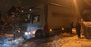 [ZDJCIA] Ciarwka z przyczep utkna na ulicy wierkowickiej