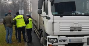 [ZDJCIA] Policjanci kontrolowali ciarwki przewoce odpady