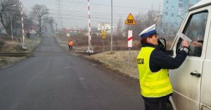 Wspólna akcja policji i SOK-u przed przejazdem kolejowym