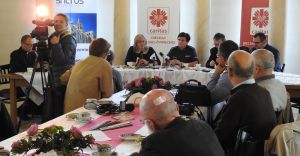 Caritas i policjanci znowu rozdaj odblaski. Konferencja w kurii