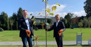 [FOTO] Posadzili platan z okazji 30-lecia partnerstwa z Hiddenhausen