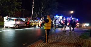 Grona kolizja na liskiej drodze. Jedna osoba odwieziona do szpitala