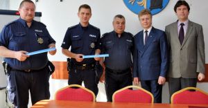 Gmina Czechowice-Dziedzice przekazaa policji opaski odblaskowe