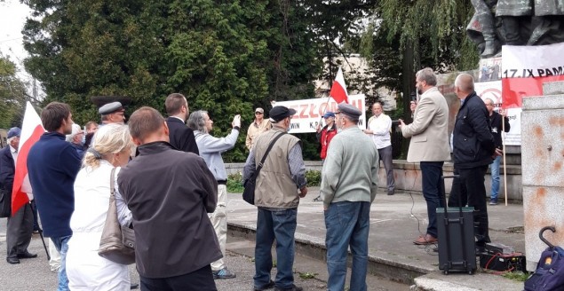 Pod "pomnikiem braterstwa broni" upamiętnili agresję ZSRR na Polskę - 17.09.2020
