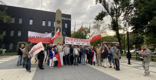 Pod "pomnikiem braterstwa broni" upamiętnili agresję ZSRR na Polskę - 17.09.2020
